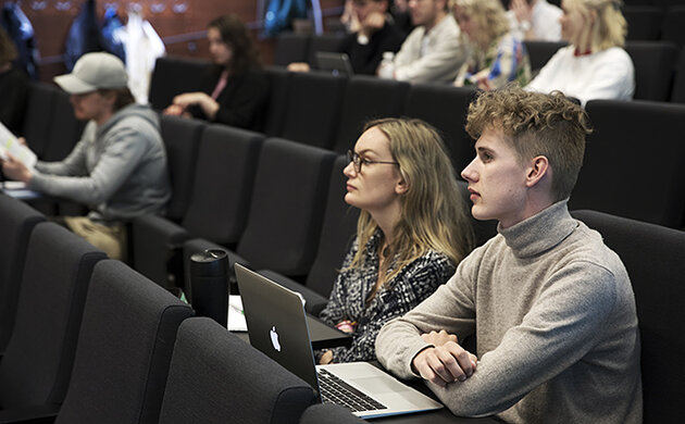 Studenter i föreläsningssal. Foto.