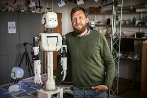 Birger Johansson i Robotlabbet med roboten Epi bredvid sig.