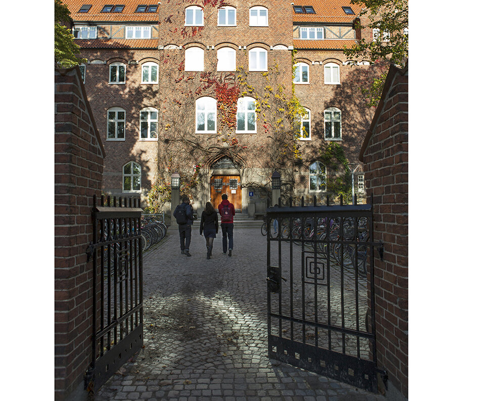 Entrén till byggnaden LUX. Foto.