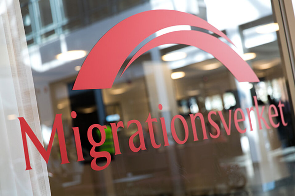 Migrationsverkets logotyp på glasruta