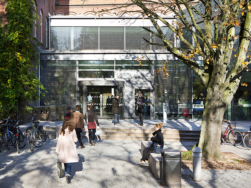 Männirskor på väg in genom huvudentrén till byggnaden LUX. Foto.