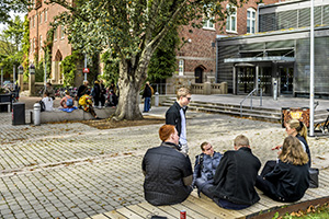 Studenter utanför byggnaden LUX. Foto.