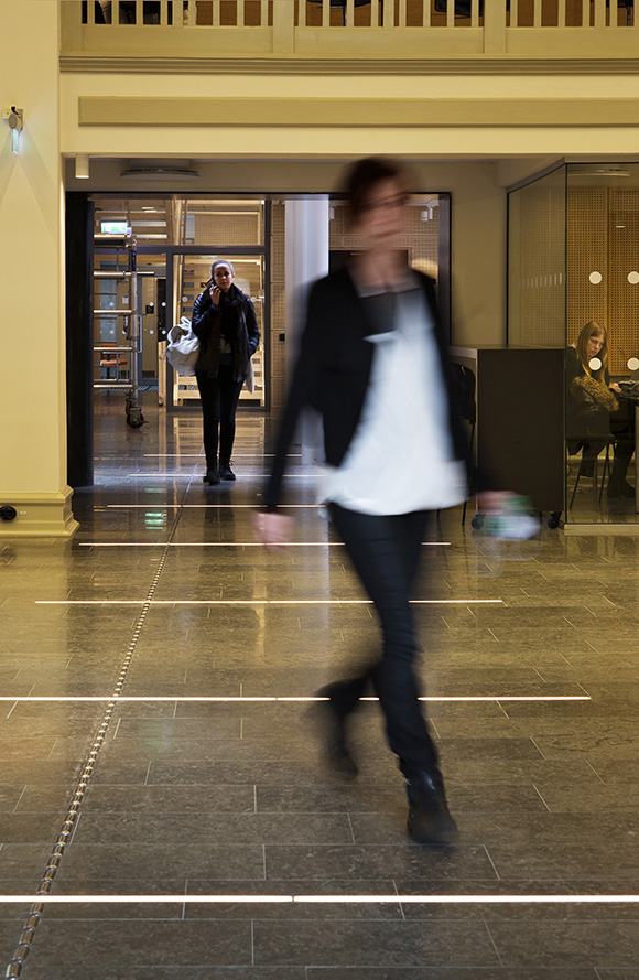 En person går genom foajén på LUX