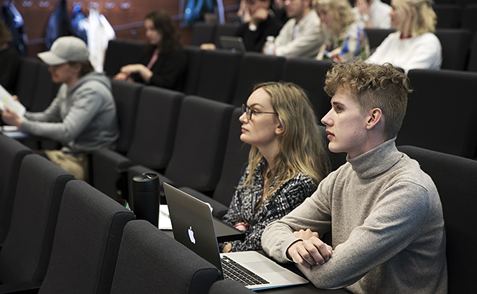 Studenter i föreläsningssal
